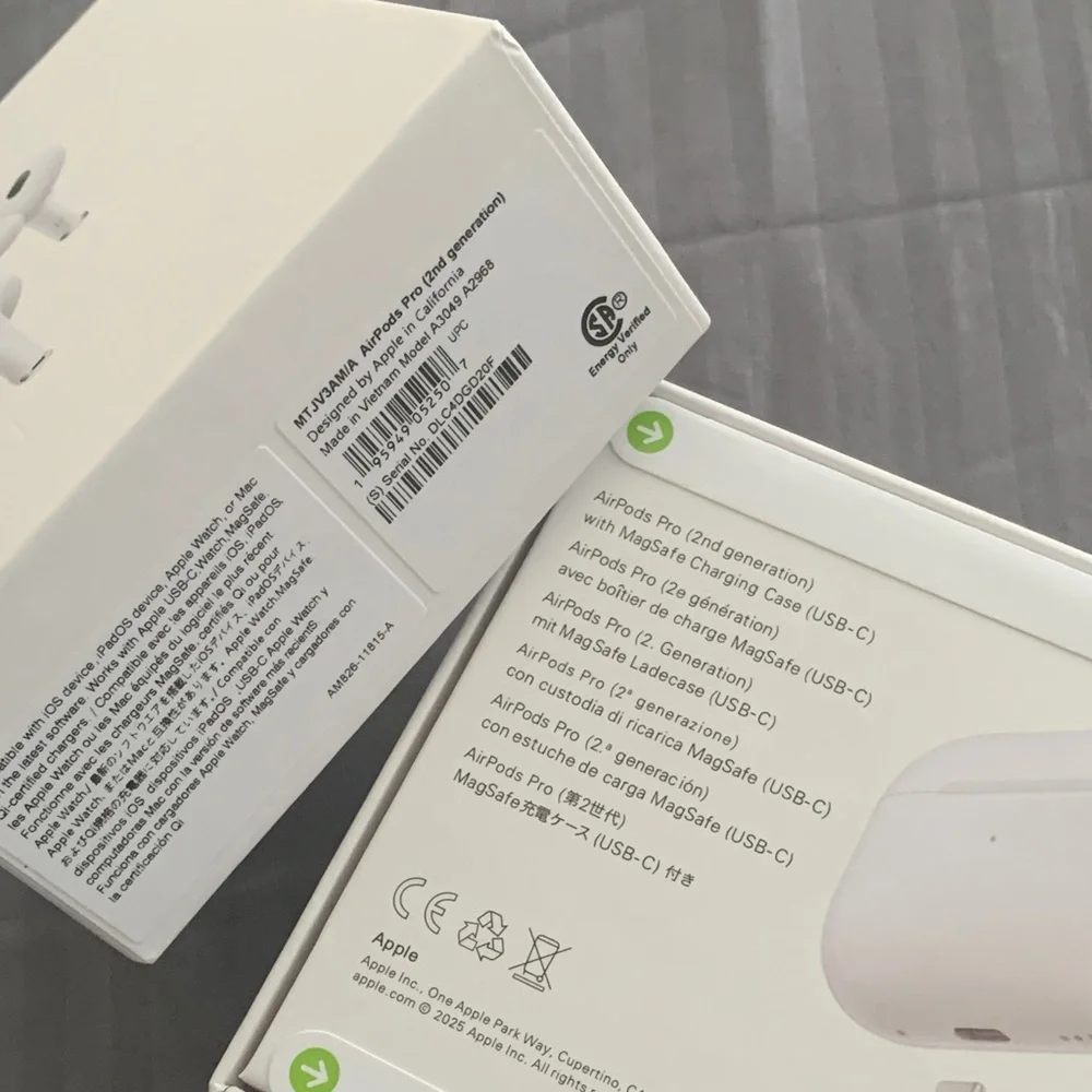 Apple AirPods Pro 2(nd) generation with Charging Case - White